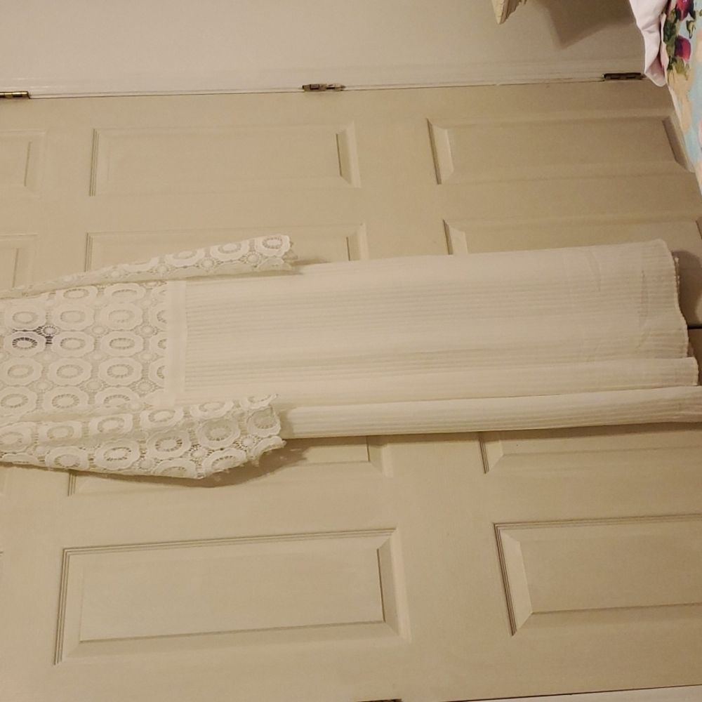 A VERY BEAUTIFUL LACE/PLEATED DRESS